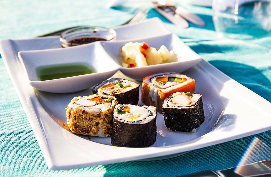 Teller mit verschiedenen Sushi-Rollen und Soße, serviert im Hotel Alba Queen.