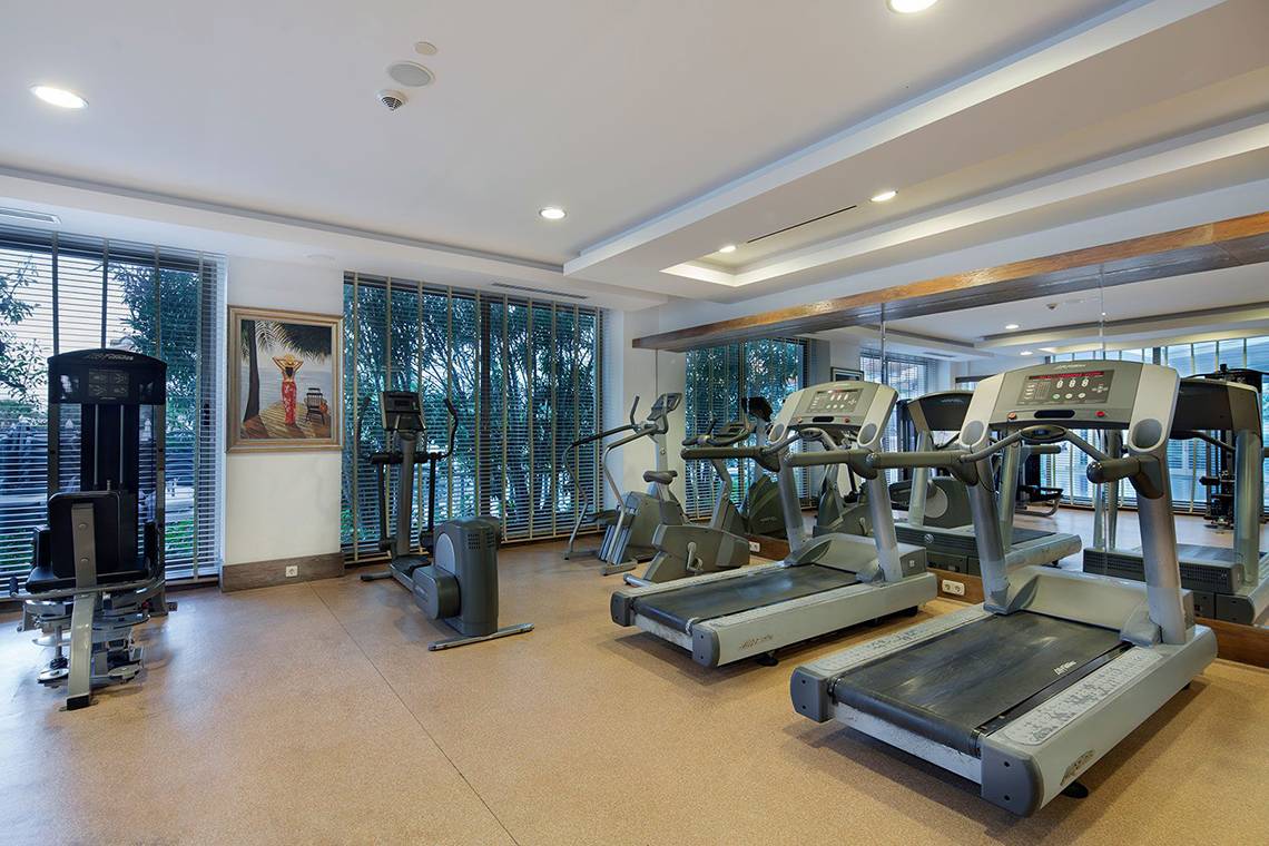 Fitness-Center im Alba Queen Hotel mit mehreren Laufbändern und anderen Trainingsgeräten.