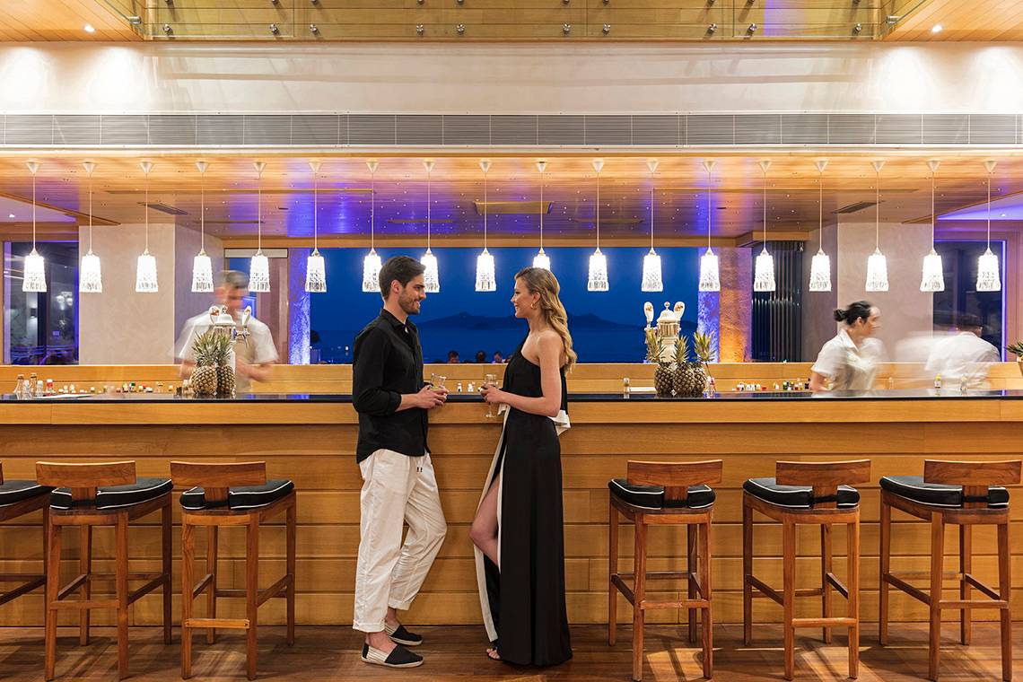 Paar beim Mitsis Blue Domes Resort & Spa in der Bar