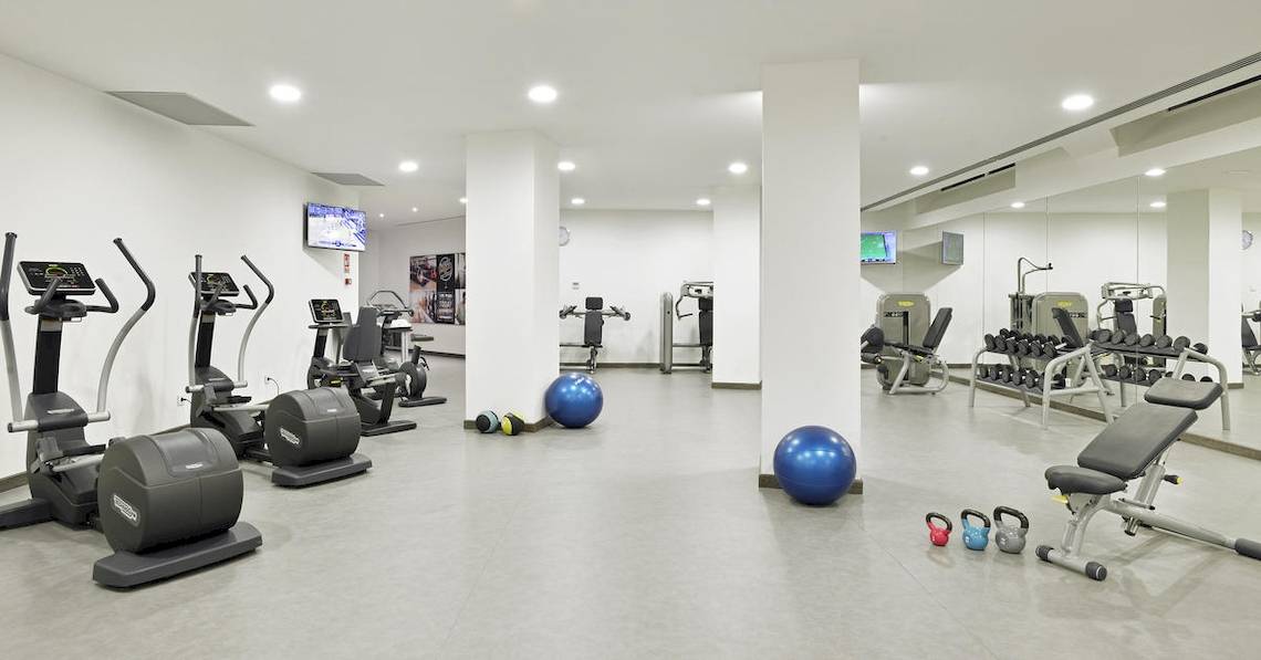 Fitness-Center im Sol Principe Hotel mit modernen Geräten und Trainingsbereichen.