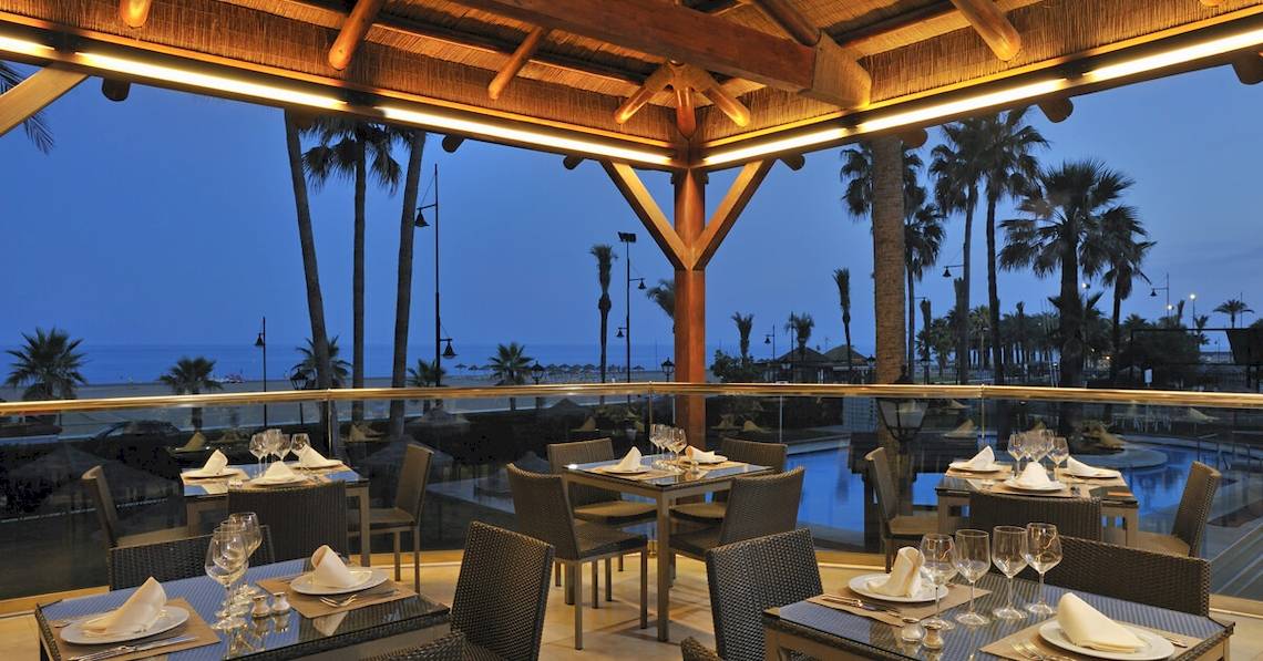Außenbereich des Sol Principe Hotels mit Blick auf den Ozean und den Pool