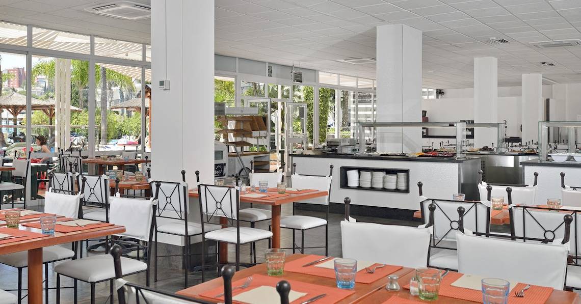Innenansicht des Restaurants im Sol Principe Hotel mit Tischen, Stühlen und einer Theke.
