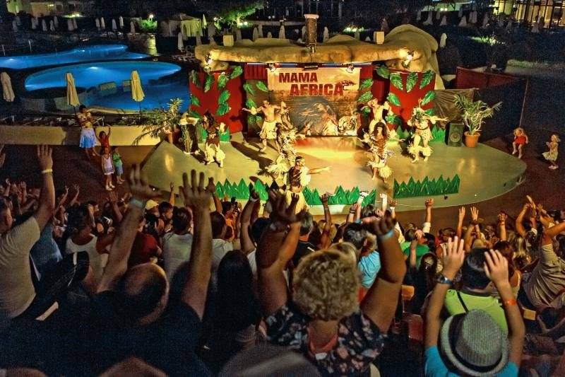 Publikum genießt eine Show im Das Club Hotel Sunny Beach.