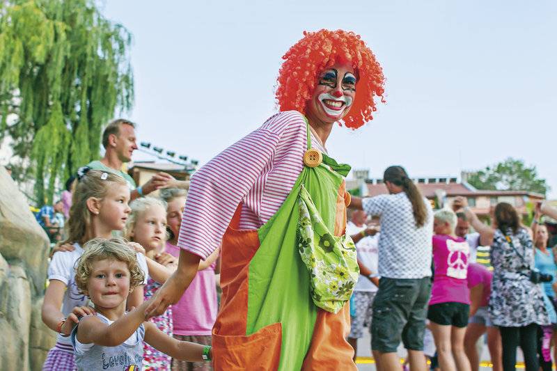 Ein Clown führt eine Aufführung in einem öffentlichen Ereignis im DAS Club Hotel Sunny Beach durch.