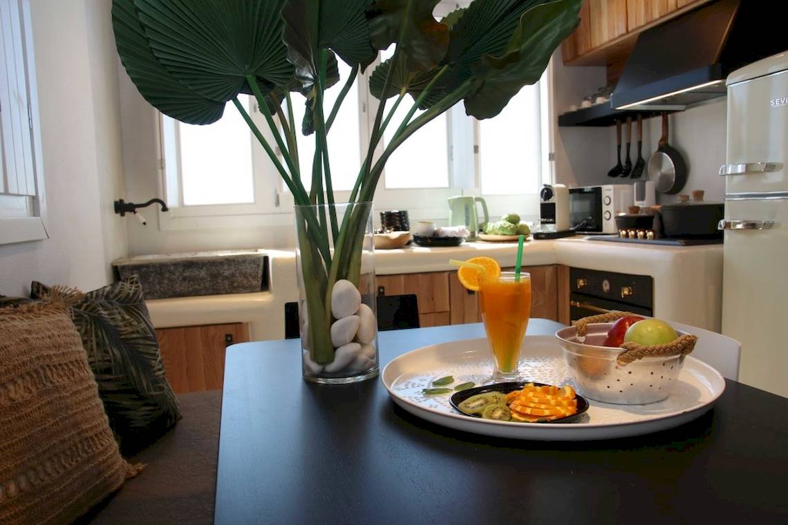 Frühstückstisch mit Obst und Getränk im Alkyoni Beach Hotel