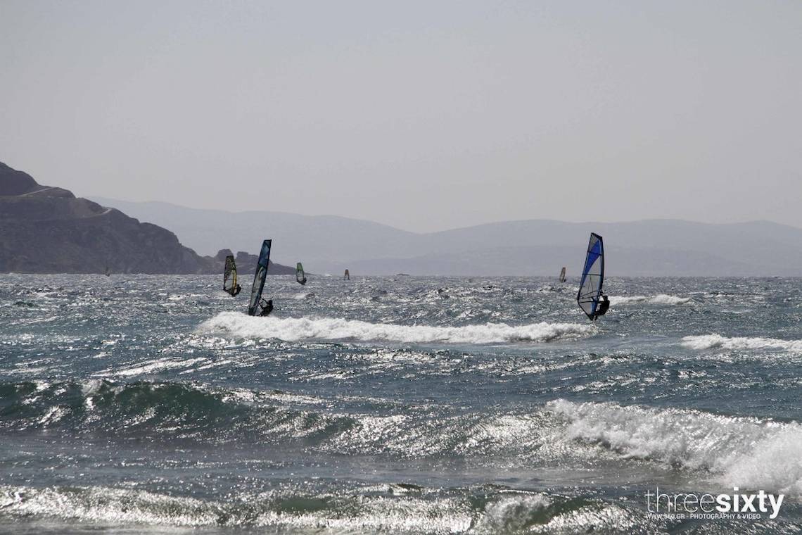 Mehrere Windsurfer auf dem Meer vor dem Alkyoni Beach Hotel