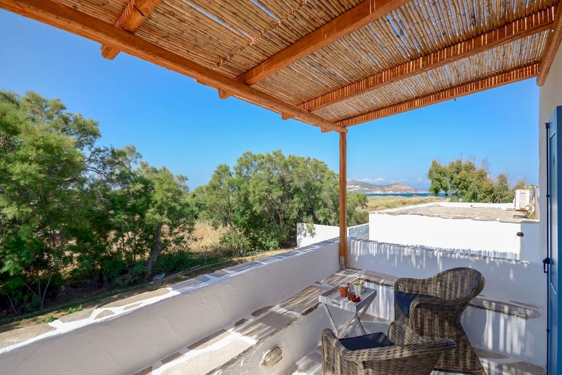 Balkon mit Meerblick im Alkyoni Beach Hotel mit zwei Korbstühlen und einem kleinen Tisch.