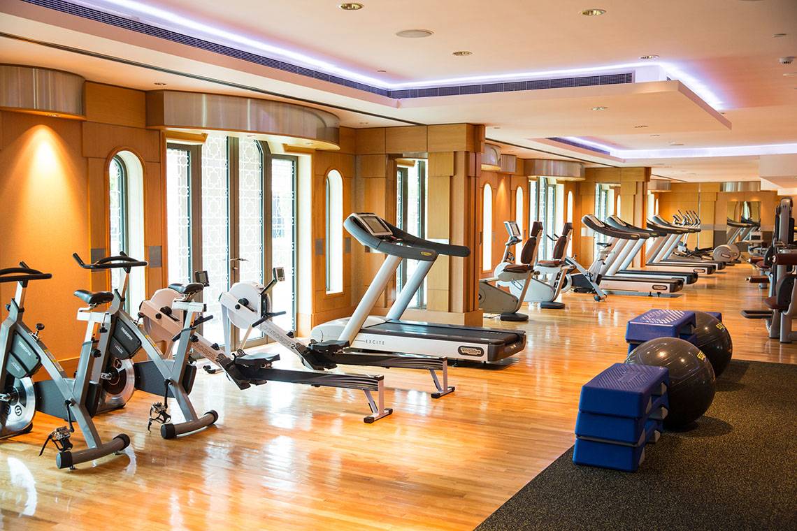 Fitnesscenter im Emirates Palace Mandarin Oriental Hotel mit vielen Geräten und Trainingsgeräten.