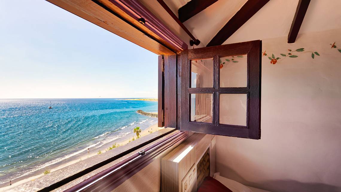 Ausblick aus Fenster auf Meer bei schönem Wetter im Parque Tropical Hotel.