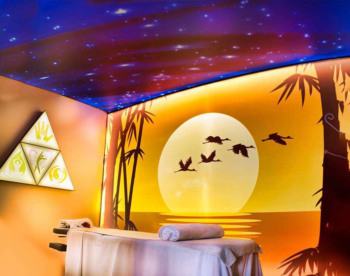 Spa-Behandlungsraum im Parque Tropical mit Wandmalerei von Mond und Vögeln.