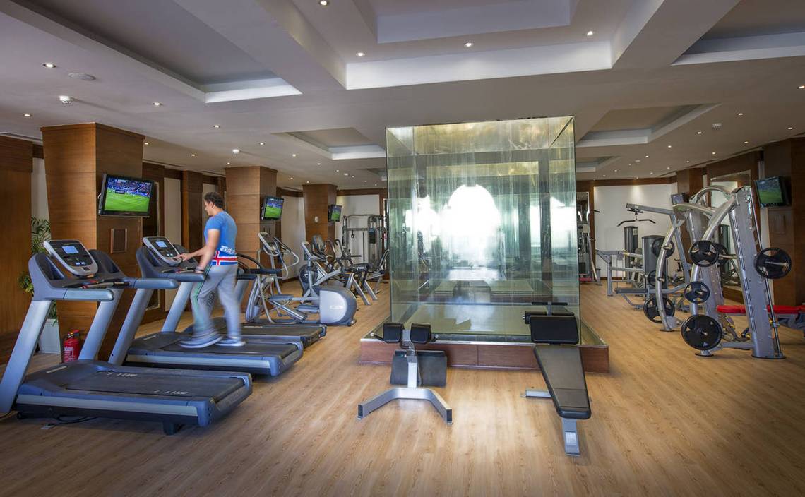 Fitnesscenter im Sunrise Arabian Beach Resort mit Läufer auf Laufband und anderen Geräten