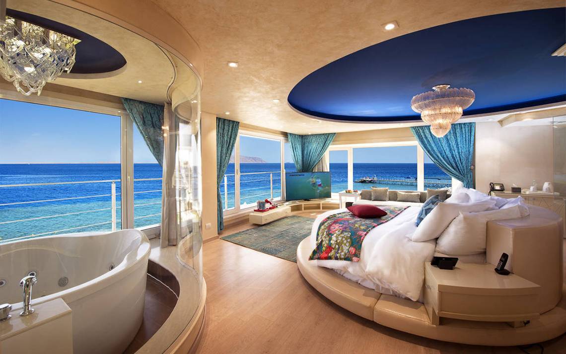 Suite mit Meerblick im Sunrise Arabian Beach Resort mit Badewanne und Bett.