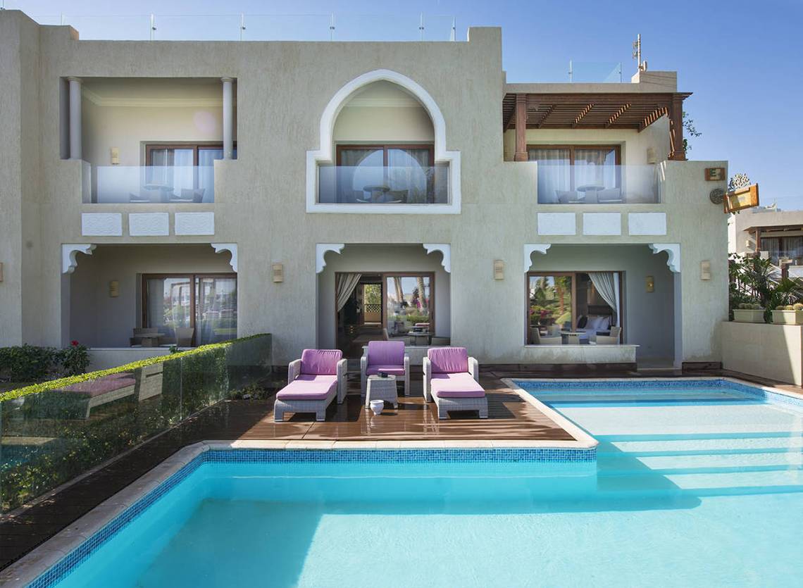 Außenbereich des Sunrise Arabian Beach Resorts mit Pool und Liegestühlen