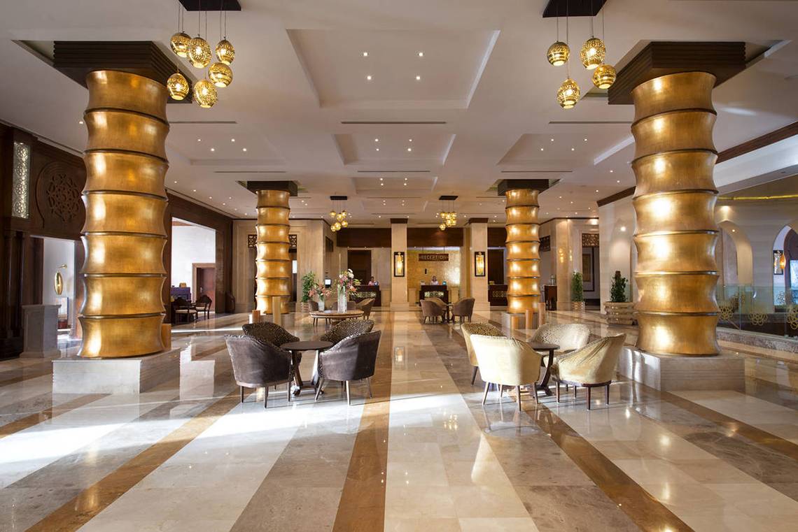 Lobby des Sunrise Arabian Beach Resort mit goldenen Säulen und Möbeln