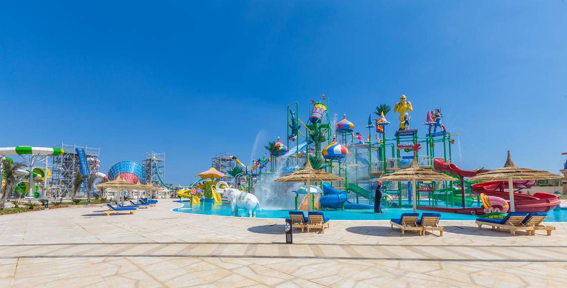 Wasserpark im Pickalbatros Royal Moderna Resort mit verschiedenen Rutschen und Wasserattraktionen.