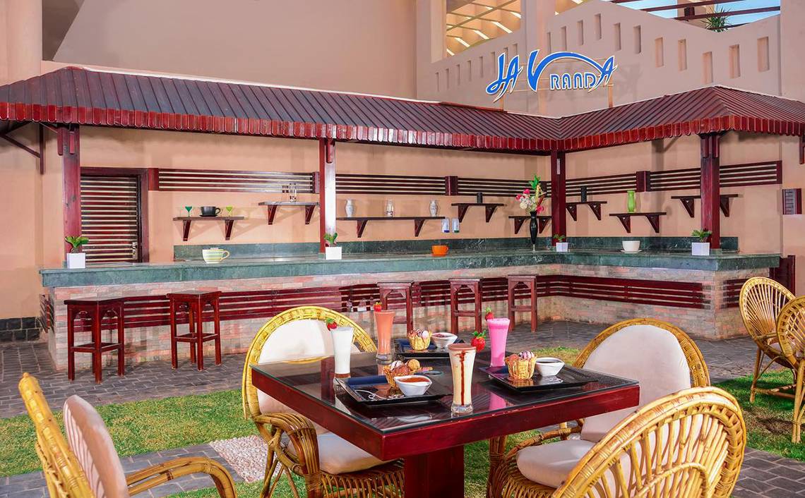Garten Bar des Pickalbatros Royal Moderna Resorts mit Tischen und Stühlen.