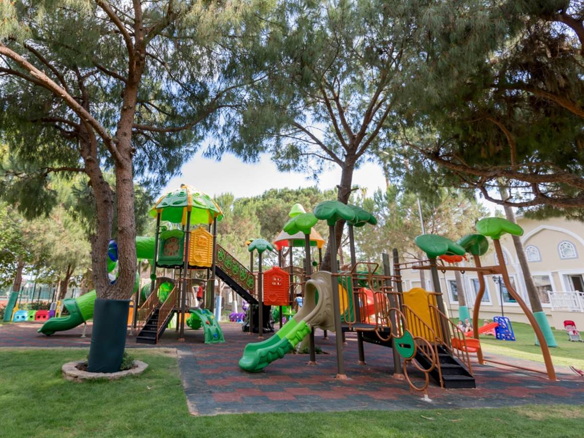 Spielplatz des Swandor Hotels & Resorts Topkapi Palace mit verschiedenen Rutschen und Spielgeräten.