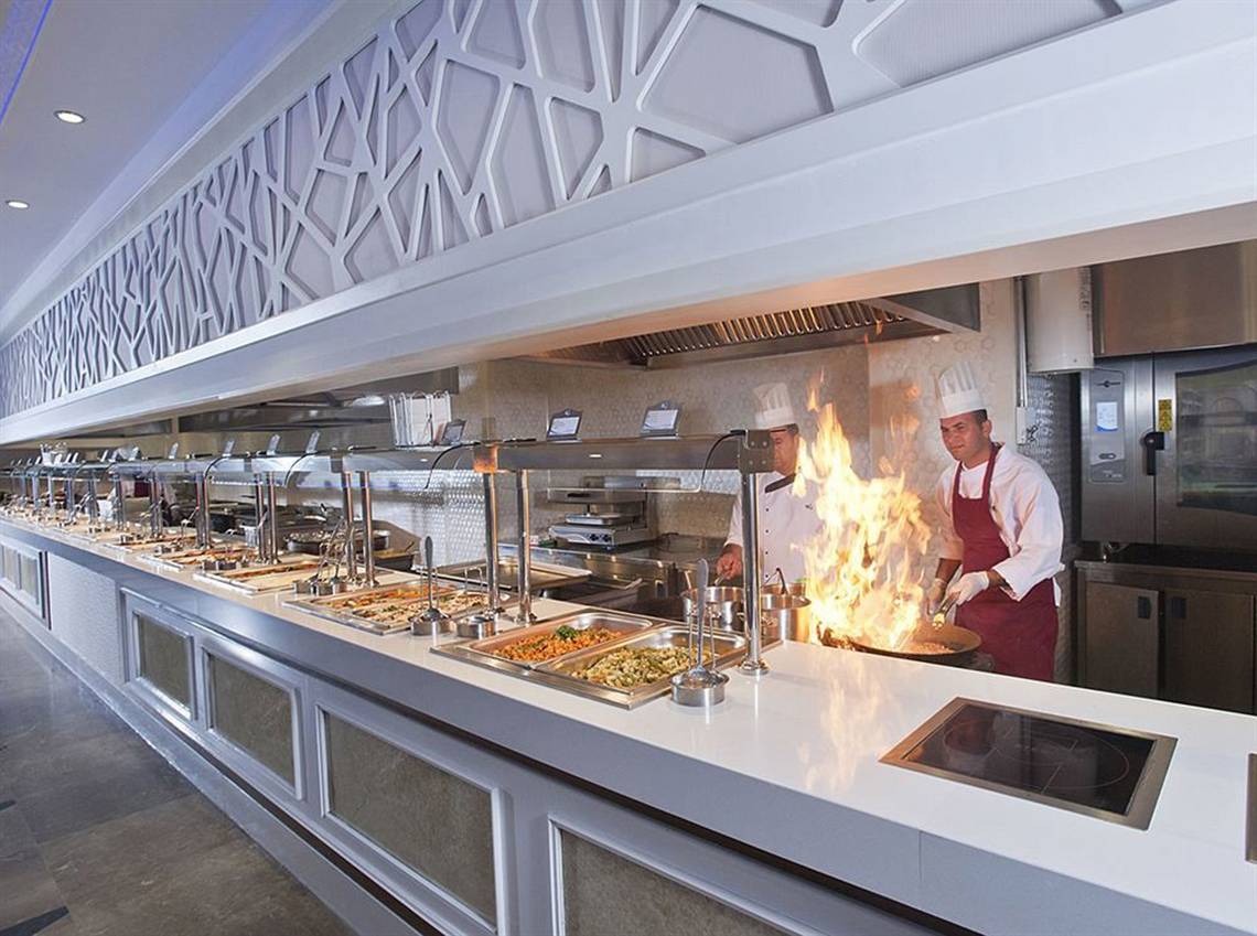 Kueche im Crystal Waterworld Aqua Collection Hotel mit kochendem Feuer und Chefkoch