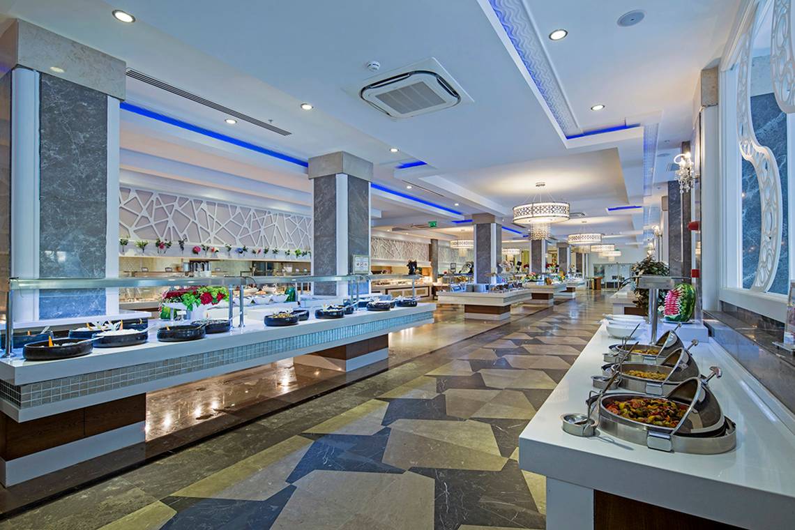 Buffet-Halle im Crystal Waterworld Aqua Collection Hotel mit Marmorboden und servierten Gerichten.