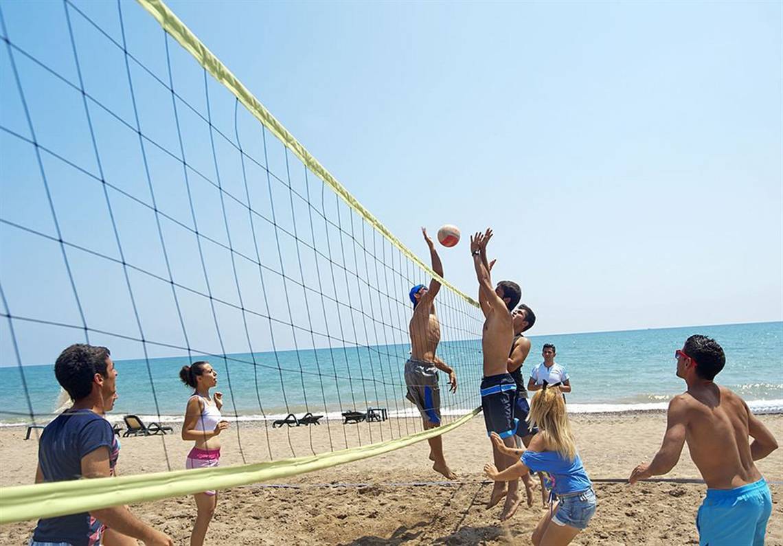 Volleyballspieler auf dem Strand im Crystal Waterworld Aqua Collection Hotel.