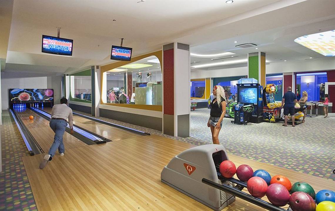 Bowlinghalle im Crystal Waterworld Aqua Collection Hotel mit Bowlingbahnen und Spielen.