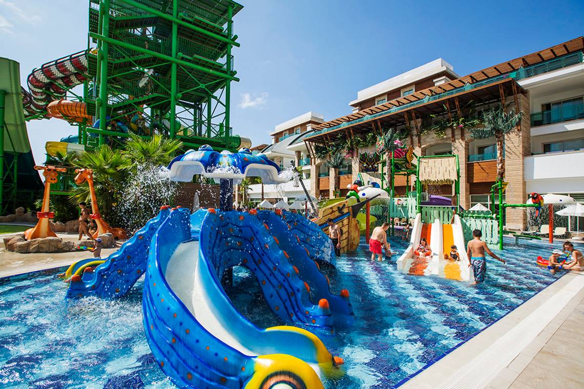 Wasserpark des Crystal Waterworld Aqua Collection Hotels mit Rutschen und Wasserspielen