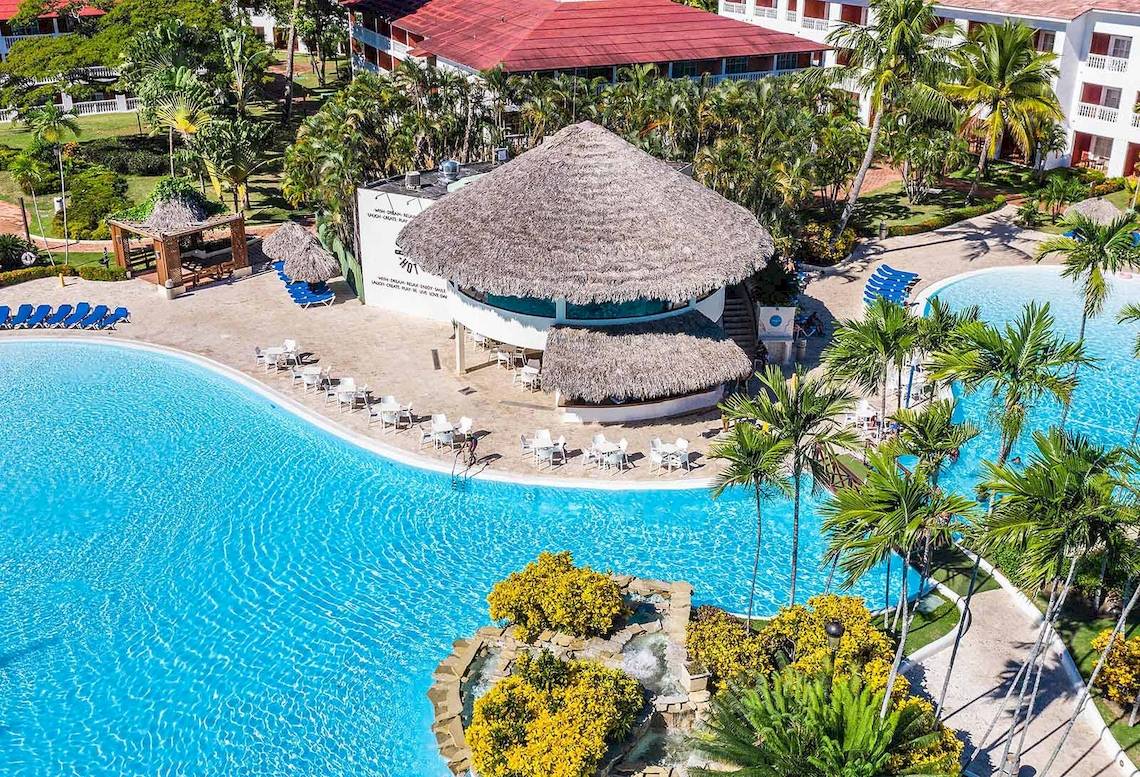 Marien Puerto Plata Hotel Außenbereich mit Pool und Strohhütten