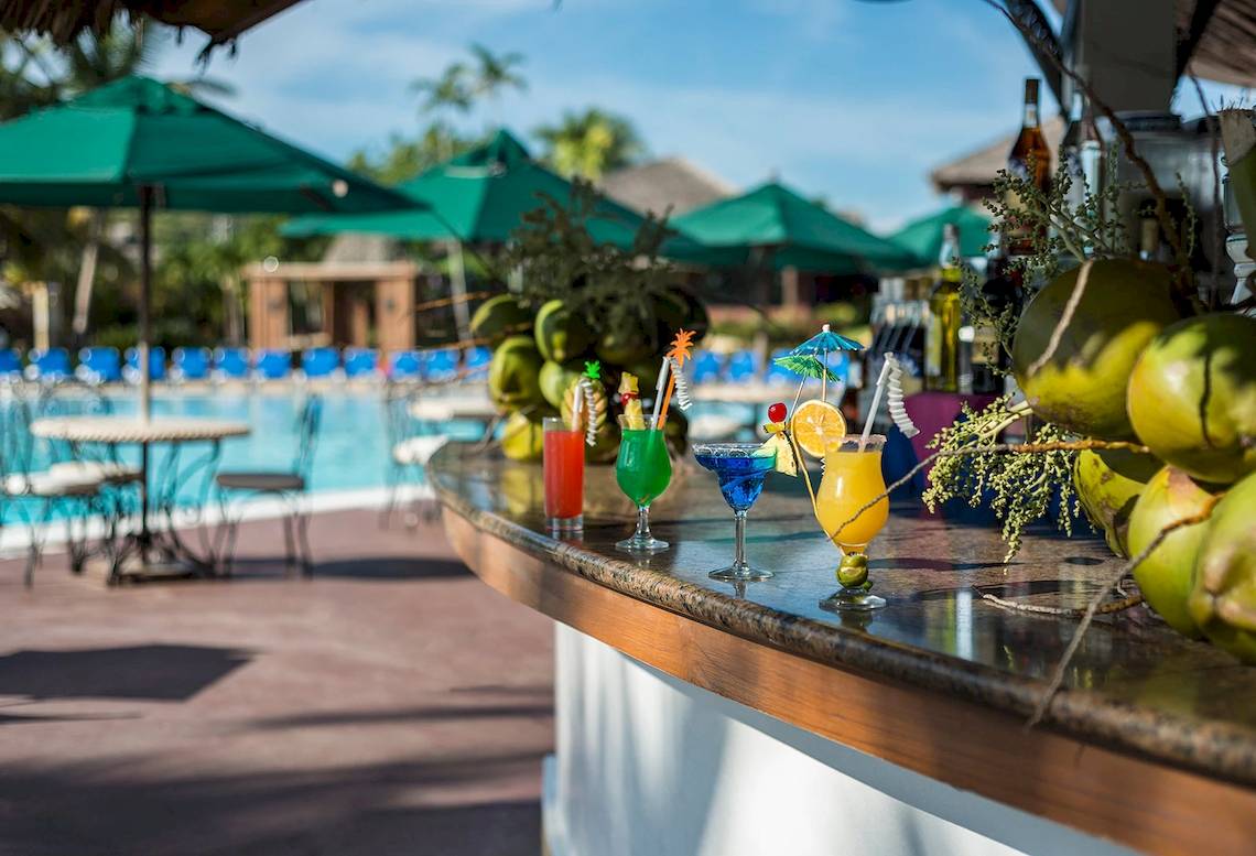 Cocktails am Pool im Marien Puerto Plata Hotel, mit bunten Getränken und grünen Kokosnüssen.