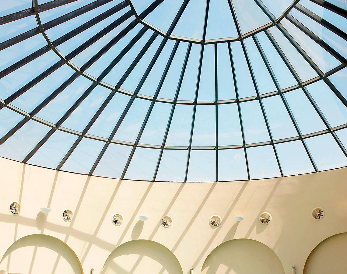 Schwimmbad im Le Meridien Abu Dhabi unter einer Glaskuppel