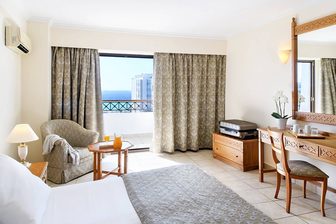 Zimmer im Mitsis Petit Palais Beach Hotel mit Blick auf das Meer