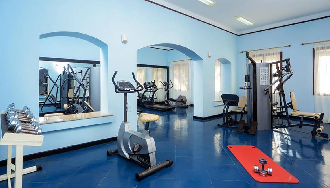 Fitnesscenter im Jaz Samaya Resort mit diversen Geräten und Hanteln.