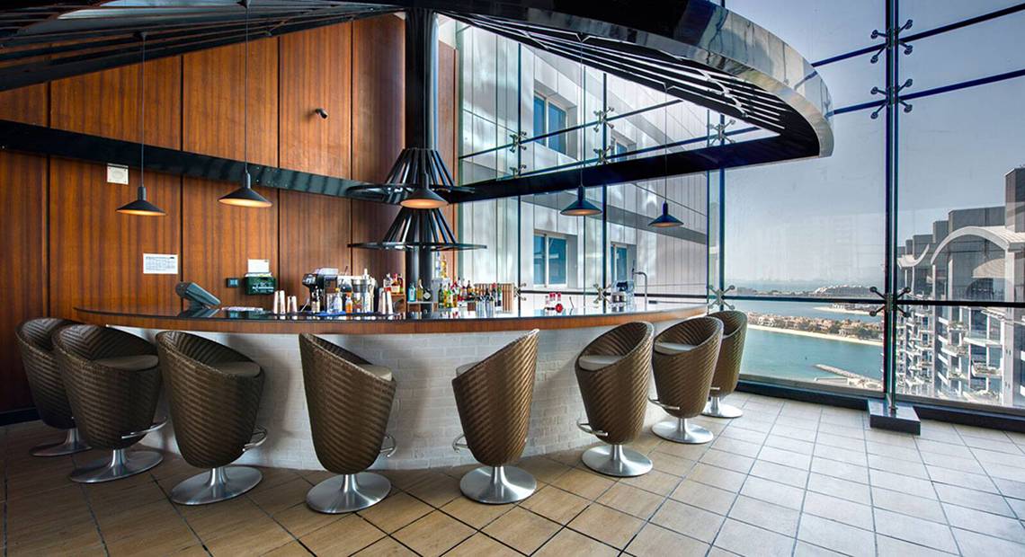 Innenansicht der Bar im Dukes The Palm, a Royal Hideaway Hotel mit Blick auf die Stadt.