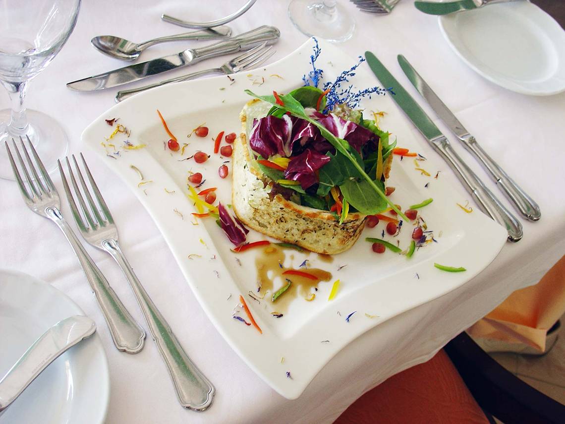 Gedecker Tisch mit Gericht im Rodos Palladium Hotel