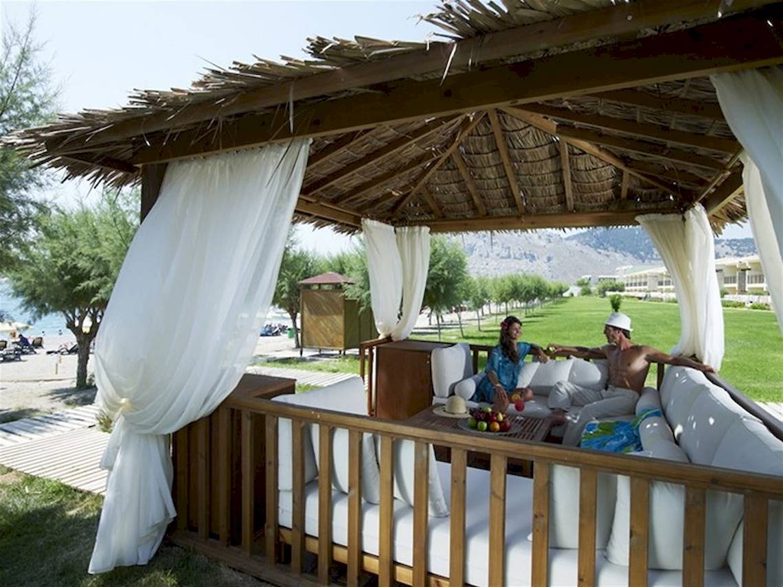 Paar in einer Gazebo im Garten des Atlantica Imperial Resort & Spa