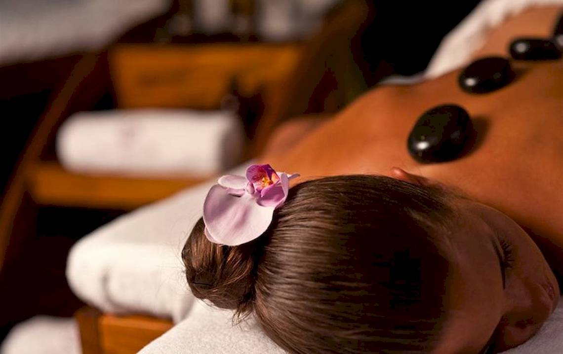 Eine Frau genießt eine Massagebehandlung im Atlantica Imperial Resort & Spa.