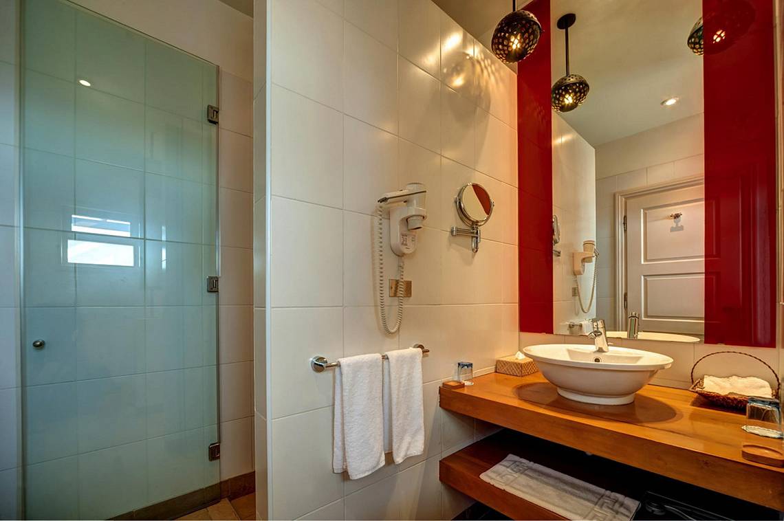 Ein Badezimmer im LABRANDA Club Paradisio El Gouna mit einer Dusche und einem Waschbecken.