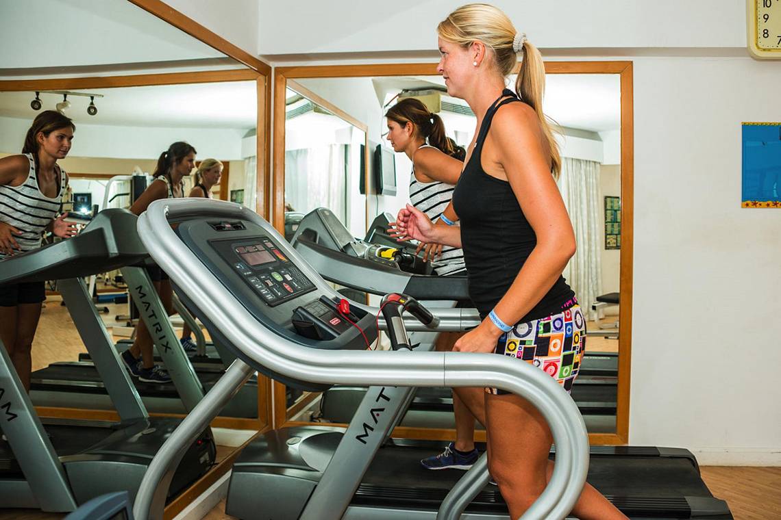 Fitnessraum im LABRANDA Club Paradisio El Gouna mit mehreren Frauen auf Laufbändern.