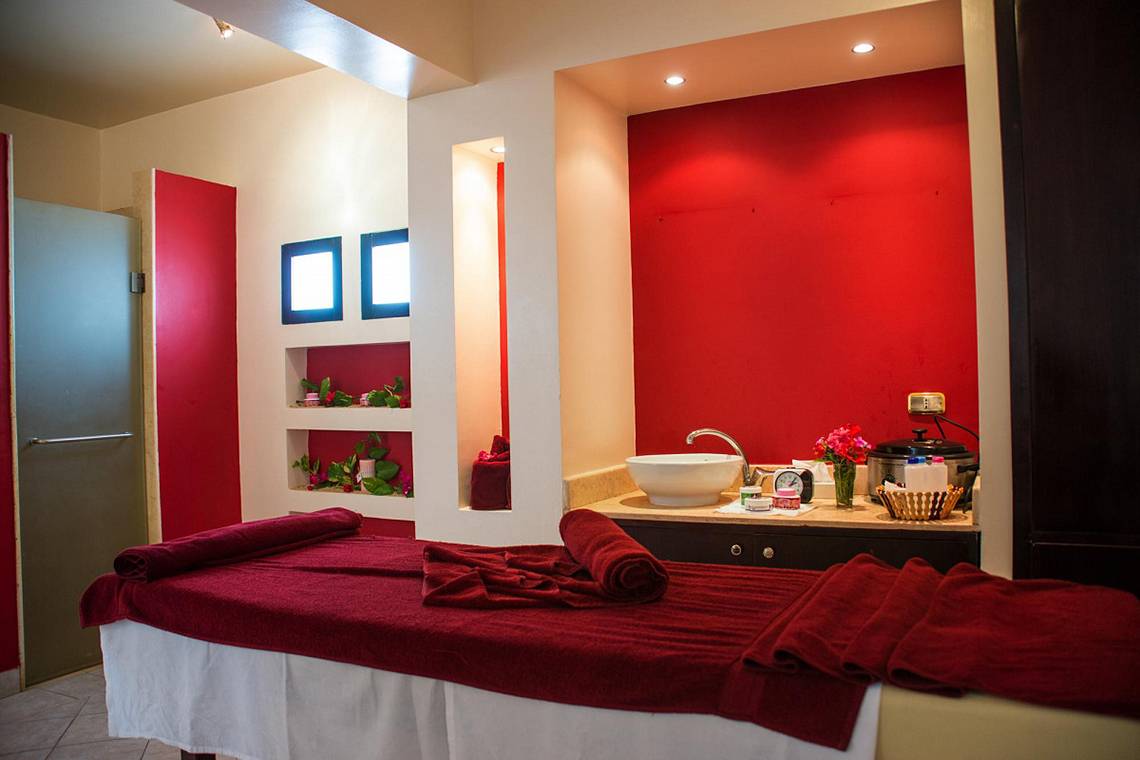 Massageraum im LABRANDA Club Paradisio El Gouna mit rotem Bett und Tisch