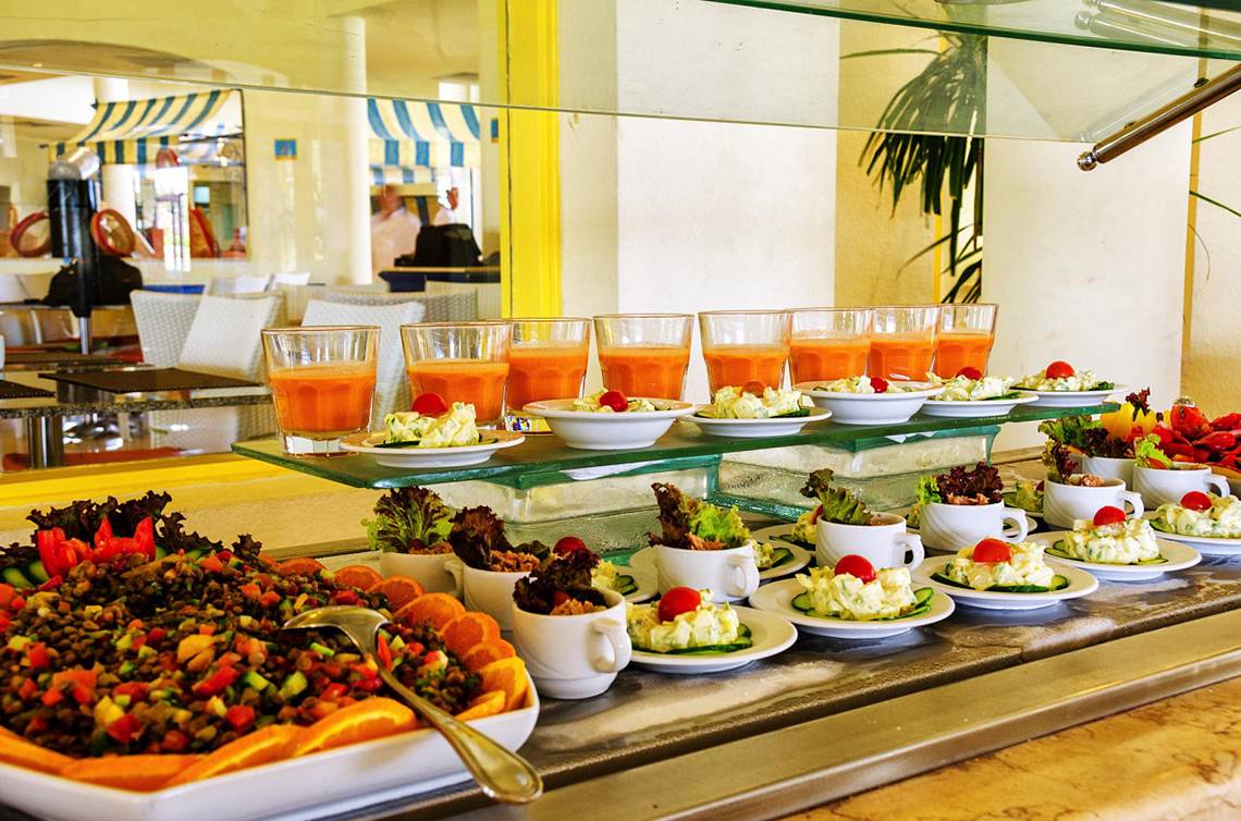 Buffettisch im LABRANDA Club Paradisio El Gouna mit verschiedenen Gerichten und Getränken.
