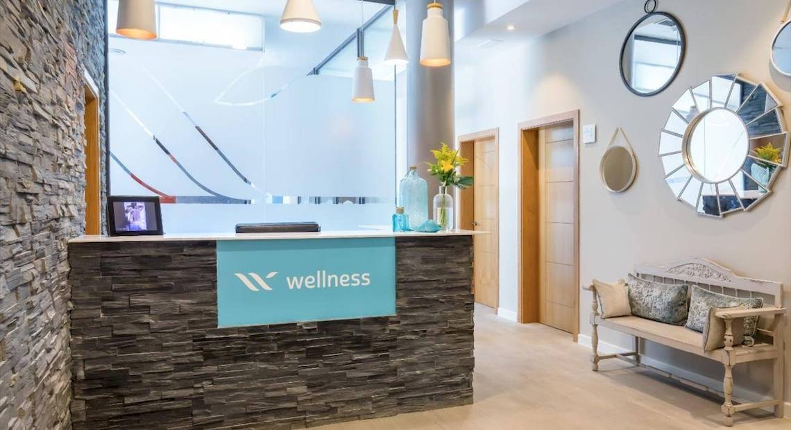 Rezeption im Wellnessbereich des Barcelo Corralejo Bay Hotels mit modernem Design und Dekoration.