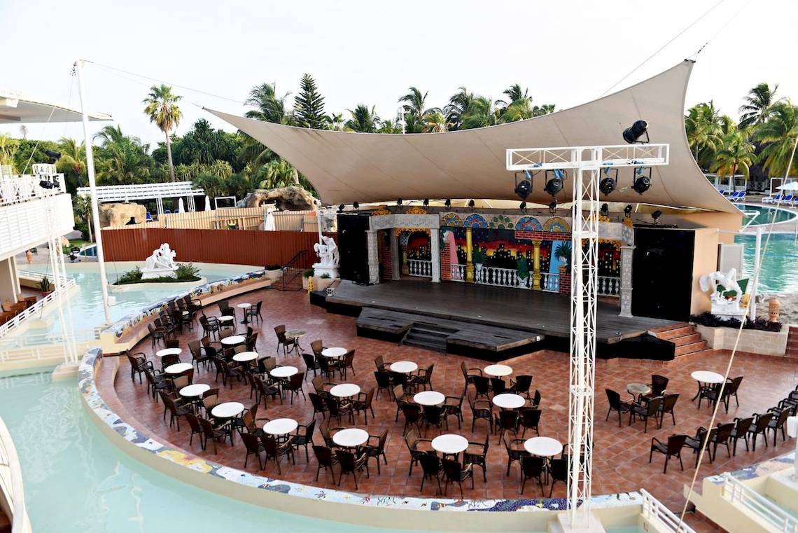 Luftaufnahme des Royalton Hicacos Resort & Spa mit Bühne und Sitzbereichen am Pool