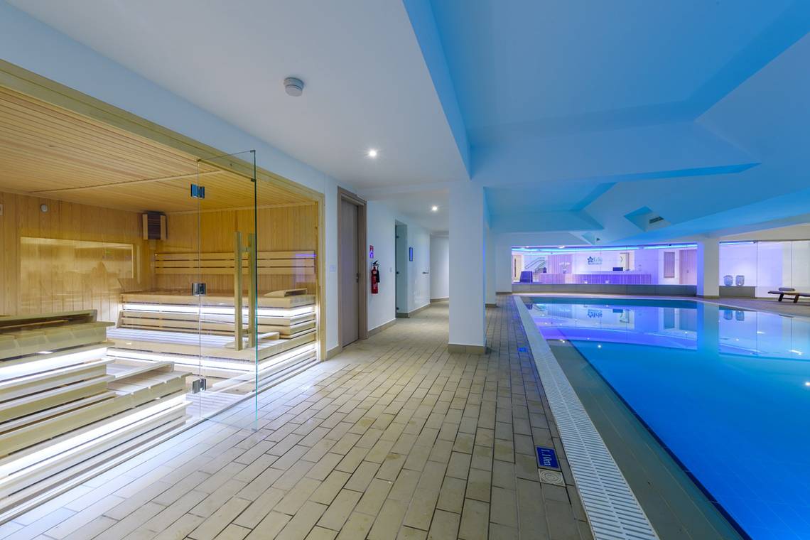 Innenansicht des Asterias Beach Hotel mit Sauna und Poolbereich.