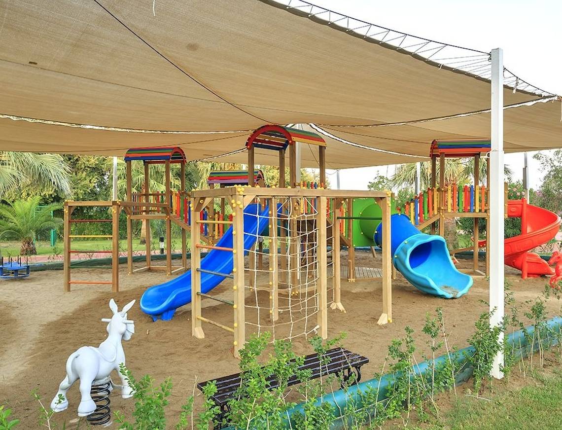 Kinderspielplatz im Sunis Elita Beach Resort Hotel & Spa mit Rutschen und Klettergerüst.