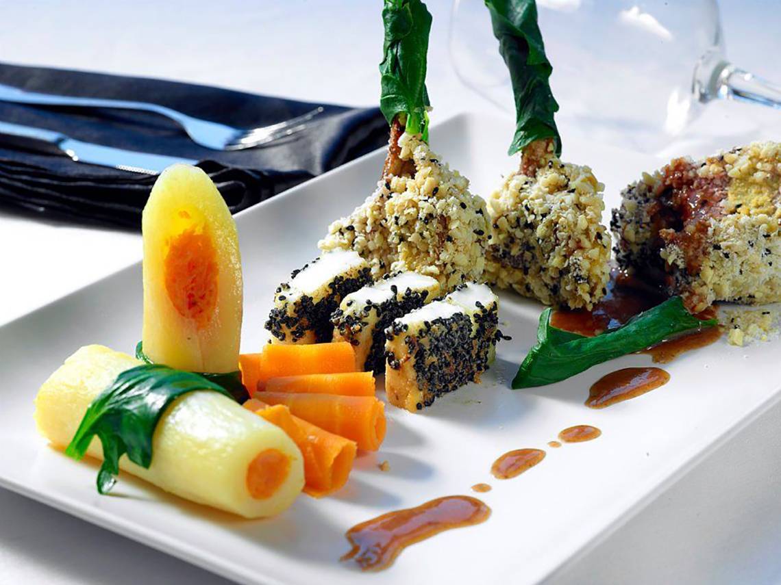 Elegantes Gericht im Michelangelo Resort & Spa mit Sushi, Karotten, Kartoffeln und Soße.