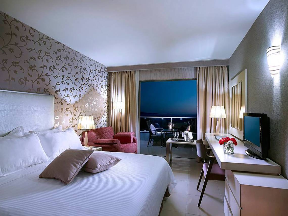 Hotelzimmer im Michelangelo Resort & Spa mit großem Bett, Schreibtisch und Aussicht