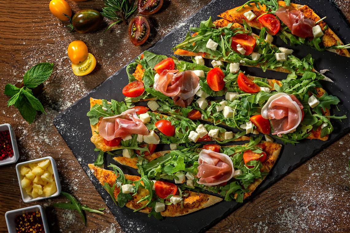 Prosciutto und Rucola auf Pizza im Amada Colossos Resort