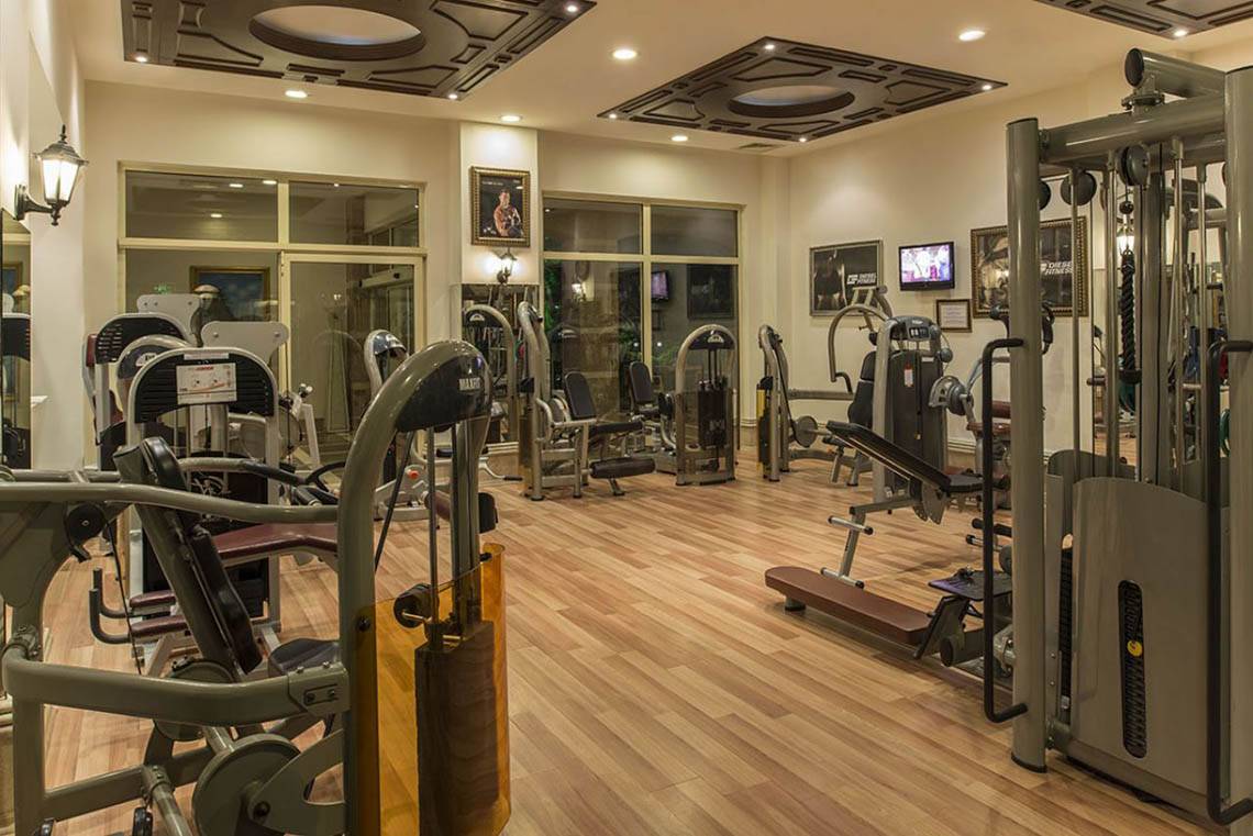 Fitnessstudio im Delphin Diva Premiere Hotel mit verschiedenen Trainingsgeräten.