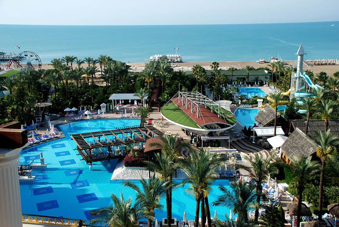 Luftaufnahme des Delphin Diva Premiere Hotels mit Blick auf die Pools und das Meer