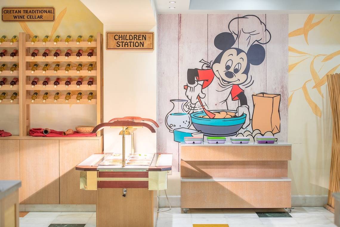 Innenansicht eines Zimmers im Star Beach Village & Water Park mit einer Mickey-Maus-Wandmalerei.