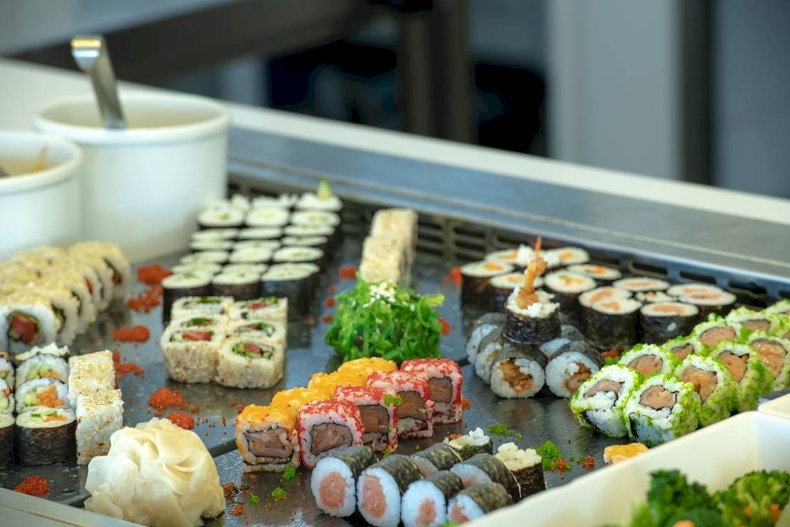 Vielfalt an Sushi auf einem Buffet-Tisch im Star Beach Village & Water Park